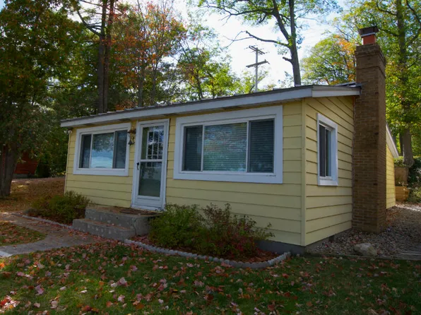 8860 W Higgins Lake Dr, Roscommon, MI 48653