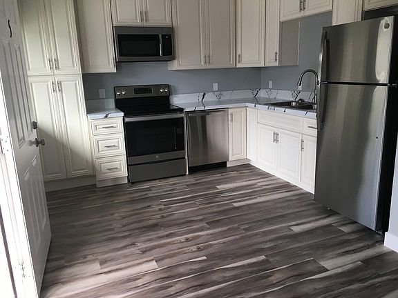 3rd image of 3820 Haines St #3