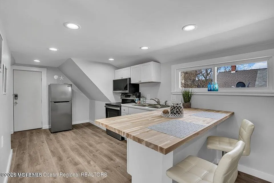 2 bed, 900 sqft, $2,300 — Photo 3
