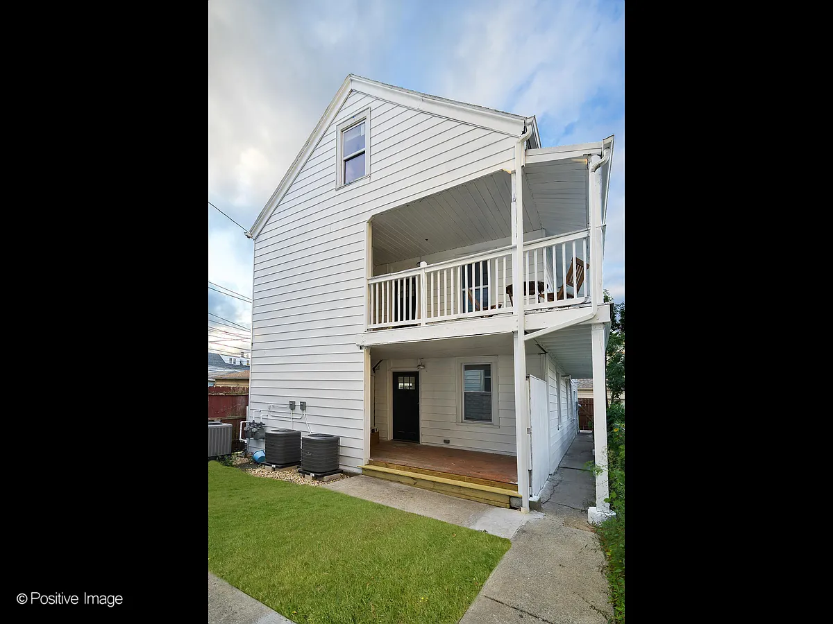 Photo 2 of 13 - 3016 W 40th St #1 - Chicago, IL Building Photo - 3016 W 40th St #1