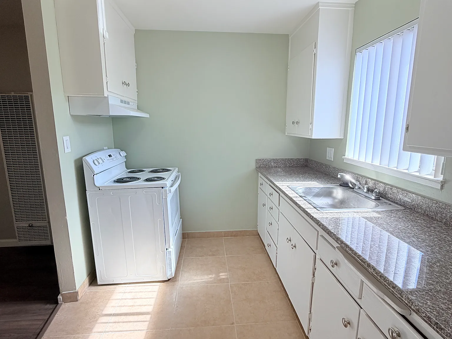 3 bed, 750 sqft, $2,295 — Photo 3