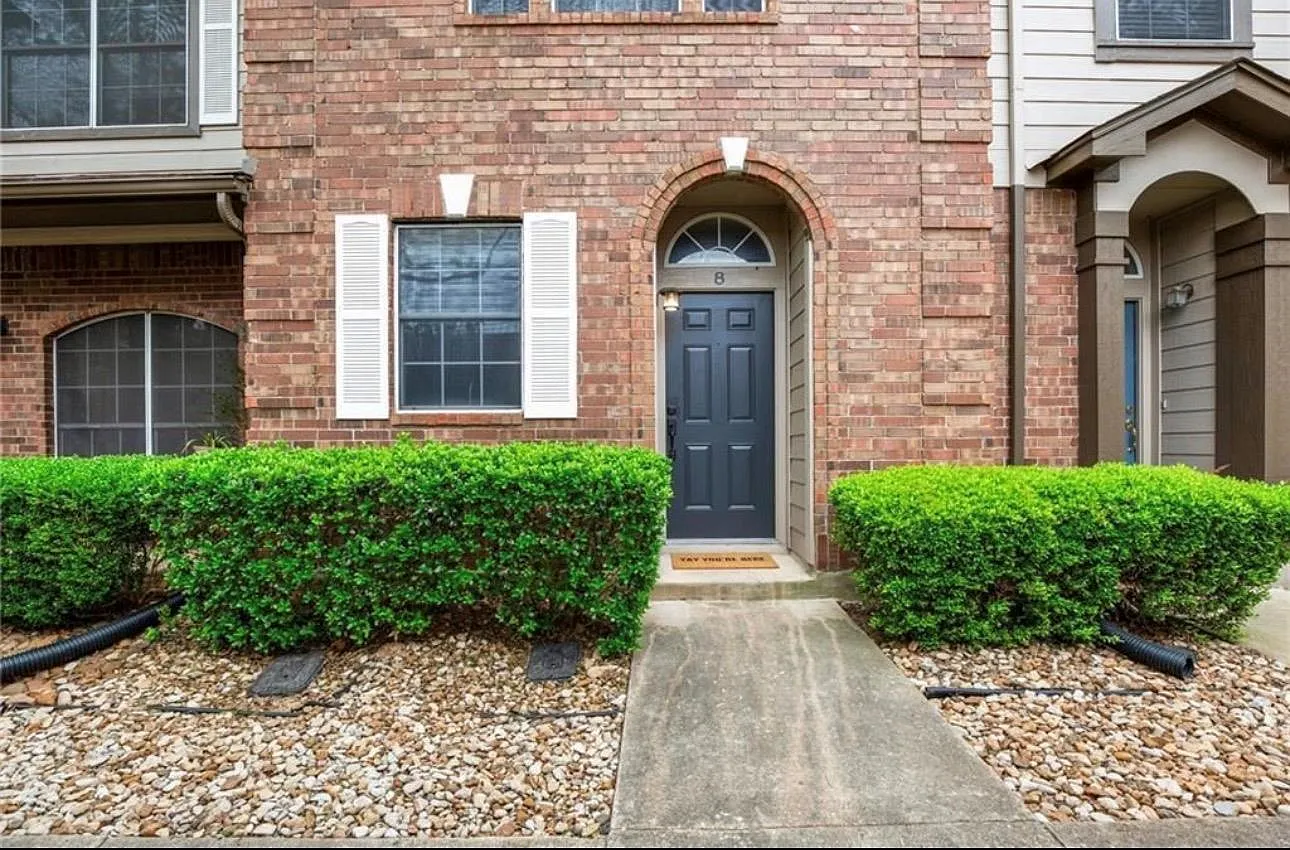 2 bed, 2.5 bath, 1312 sqft, $1,699 — Photo 2