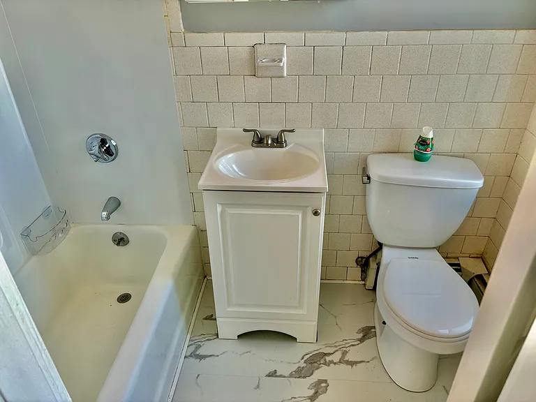 121-129 Fulton St Fall River, MA 1 Bedroom + Bonus Room! Close to New Commuter Rail — Photo 8