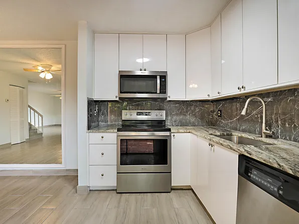 253 Woodland Rd, Palm Springs, FL 33461