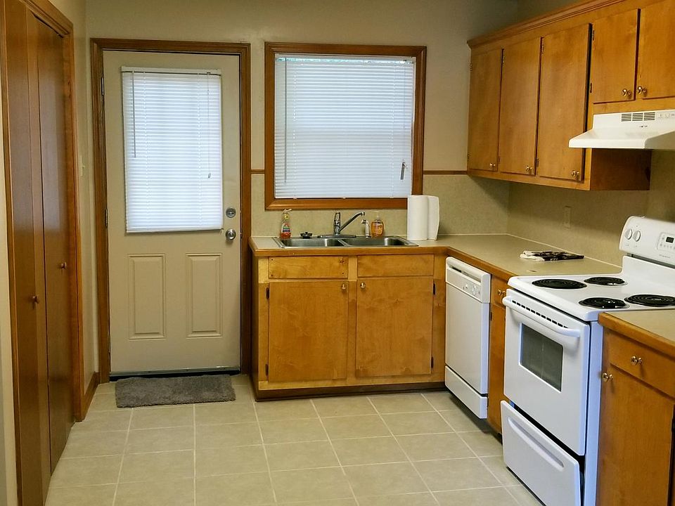 Large Kitchen with nice electric range, dishwasher, fridge, 