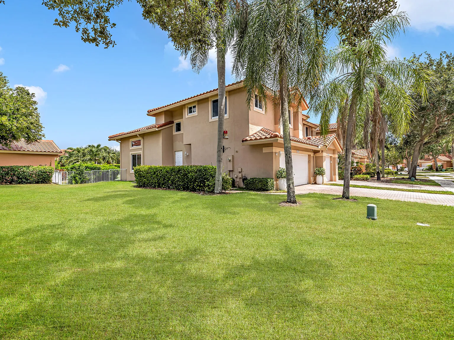 3 bed, 2.5 bath, 1623 sqft, $4,800 — Photo 3