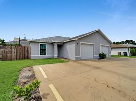 326 NE 16th Pl, Cape Coral, FL