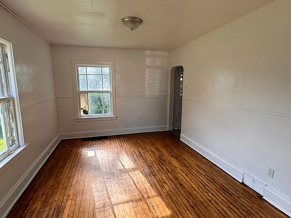 3rd image of 326 Shenango Blvd