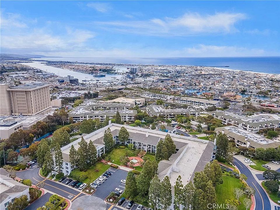 Community location near beach and Newport Harbor.