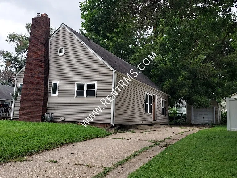 709 SW Medford Ave — Photo 2