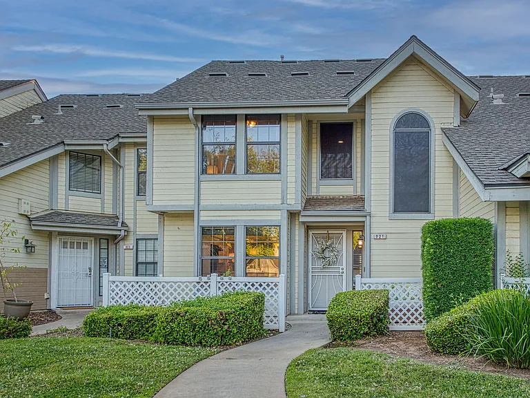 921 E Foxhill Dr — Photo 1