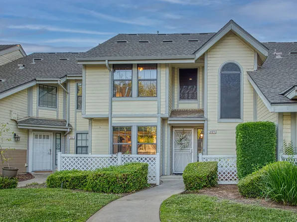 921 E Foxhill Dr, Fresno, CA 93720