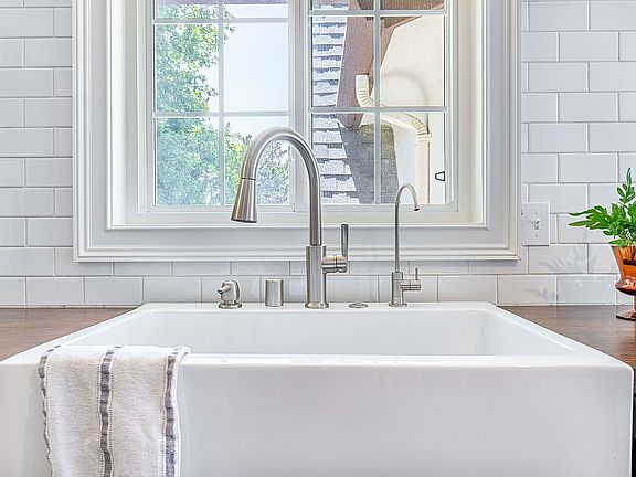 5th image of 328 Charles Ave