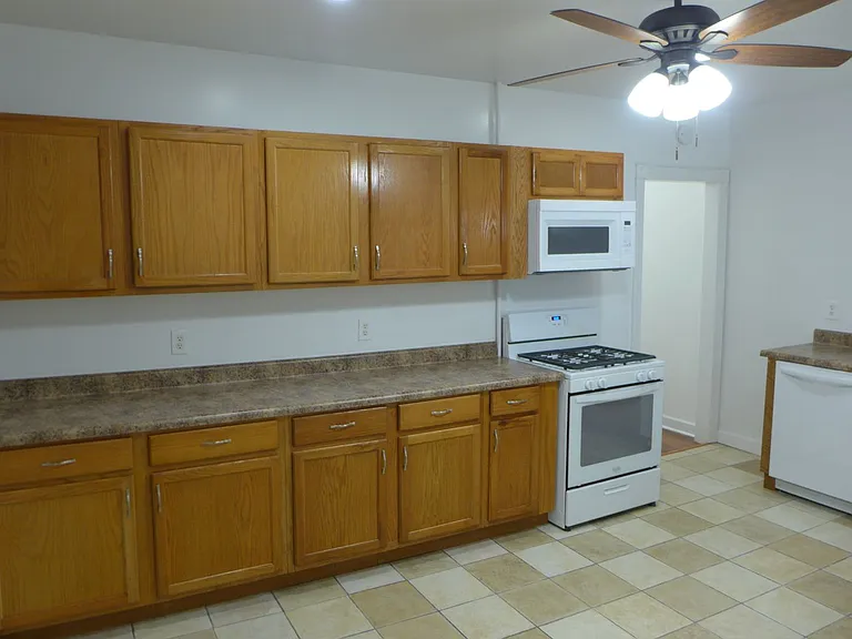 7401 W Addison St — Photo 14