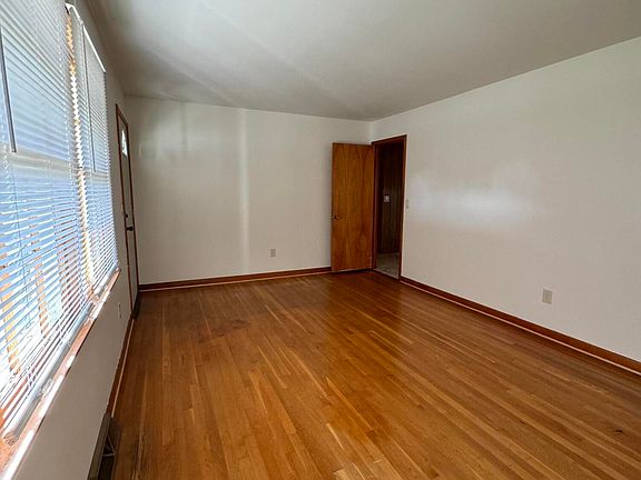 5th image of 4220 Oakridge Dr