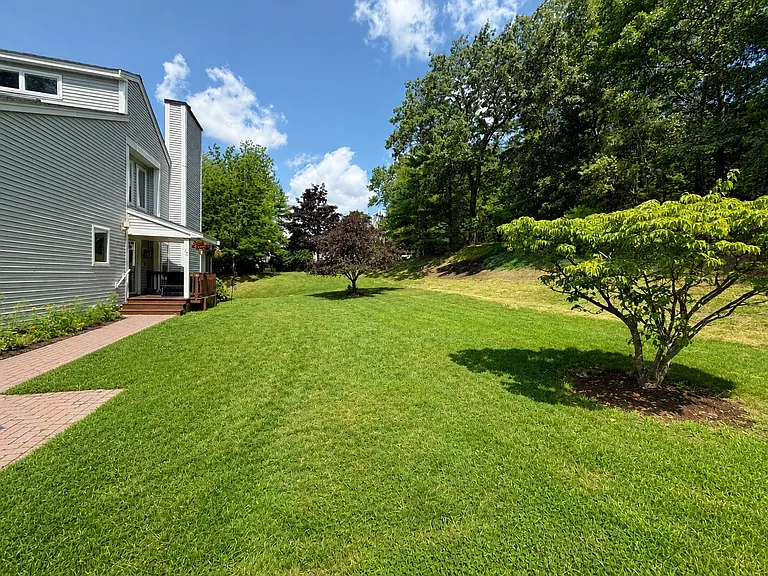 124 Westview Dr — Photo 2