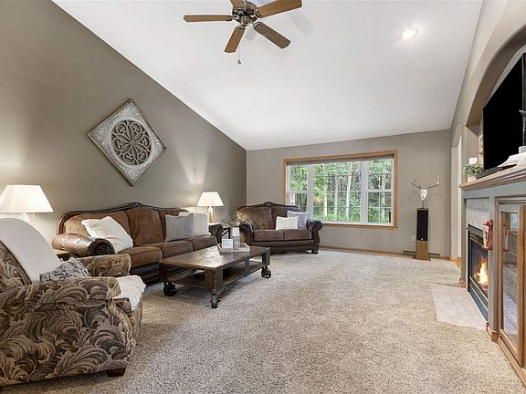 Large LR W/Vaulted Ceiling