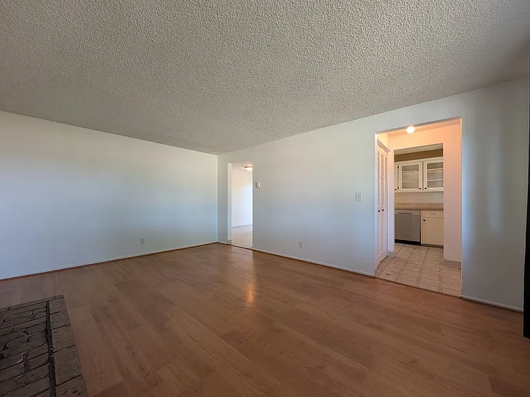 1320 Candlelight Dr — Photo 3