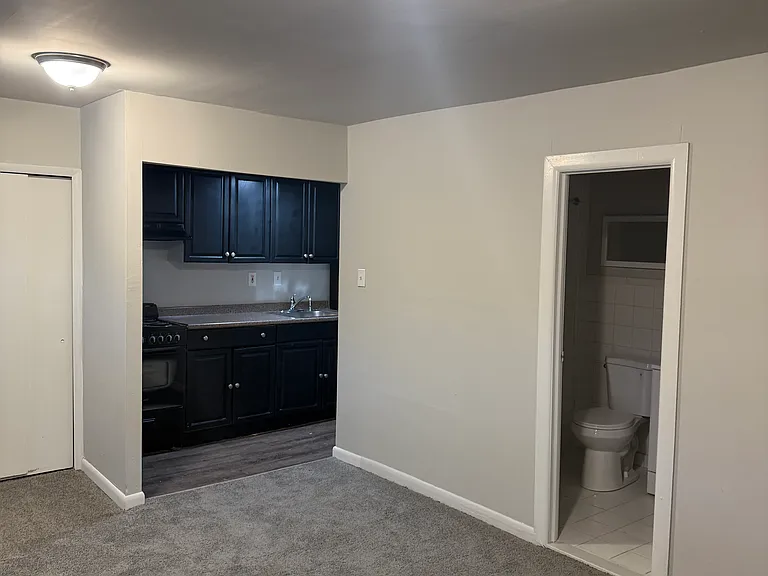 Cedar Square Apartments — Photo 10