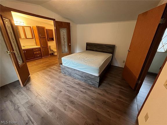 4th image of 165 Paradise Blvd