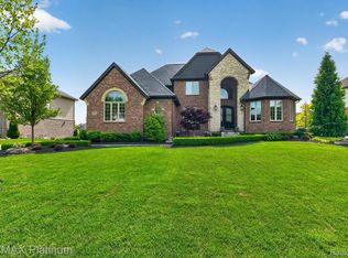 10653 Stoney Point Dr, South Lyon, MI 48178