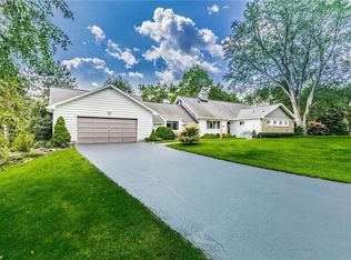 4 Shire Oaks Dr, Pittsford, NY 14534