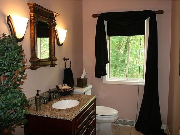 5th image of 24 Orchard Park Dr