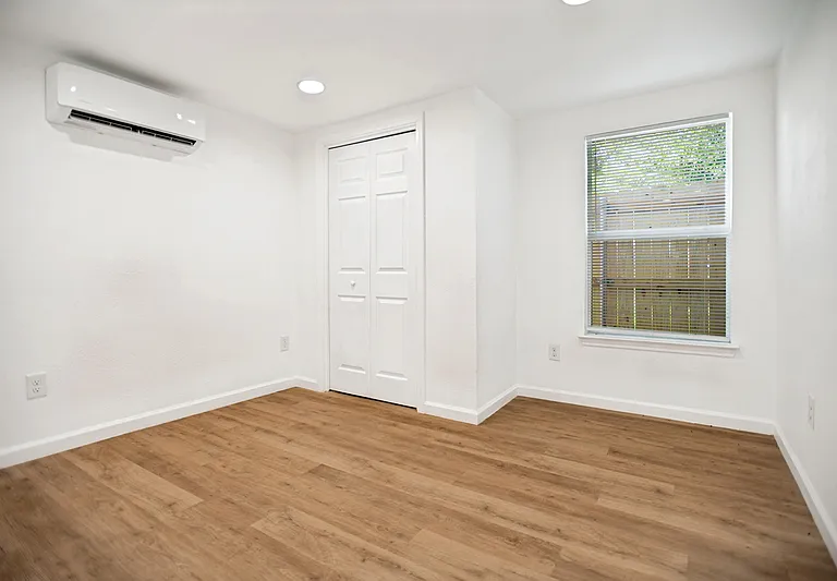905 W Abram St #5 — Photo 2