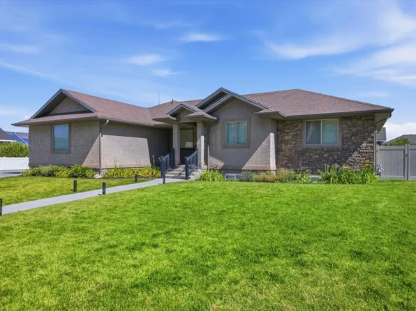 221 W 400 N, Hyde Park, UT 84318