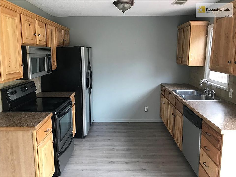 Eat in kitchen- appliances stay!