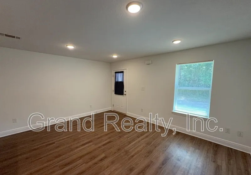 4 bed, 2.5 bath, 1259 sqft, $1,799 — Photo 3