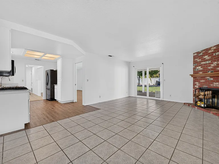 1118 Cresthaven Dr — Photo 13