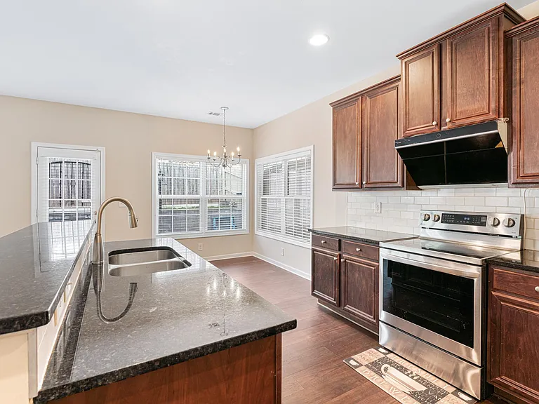 5529 Chatham Cir — Photo 10