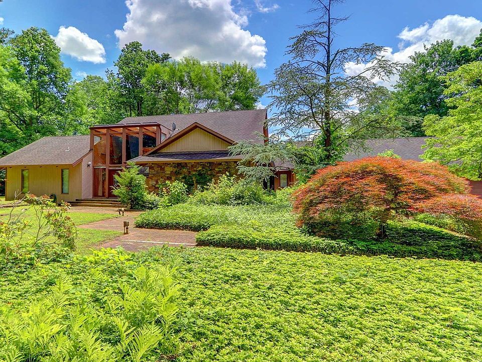 1st image of 32 Winding Ln