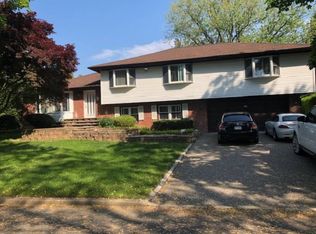 17 Milford Ln, Melville, NY 11747