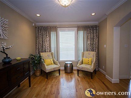 Sitting area near entry