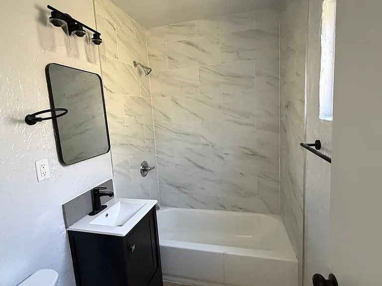 8029 S Hoover St — Photo 15