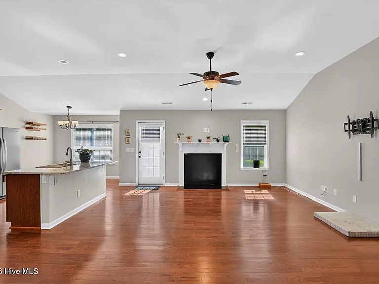 3208 Austin Ave — Photo 6