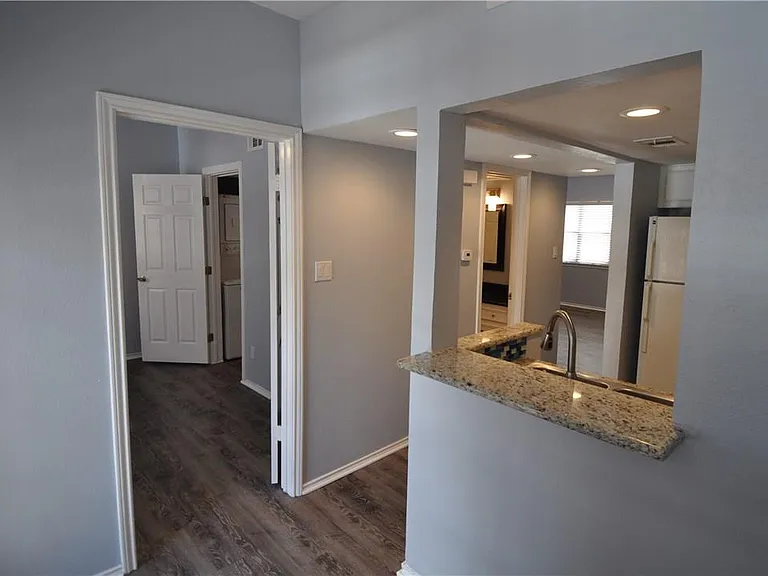 706 W 22nd St #305 — Photo 10