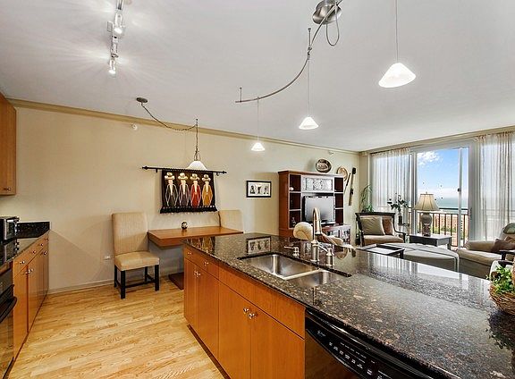 5th image of 807 Davis St Unit 1711
