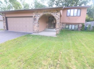 762 Willow Grove Ln, Vadnais Heights, MN 55127