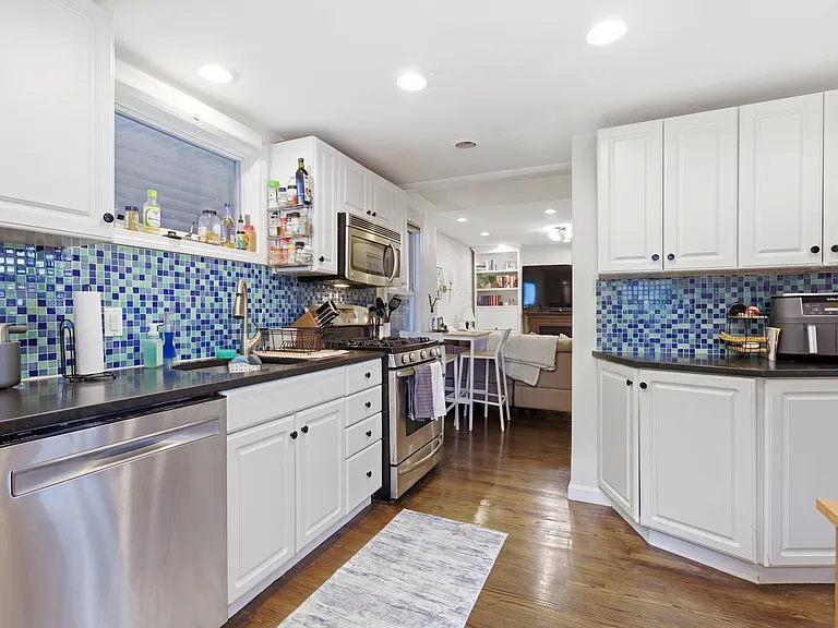 245 W 5th St #4 — Photo 4
