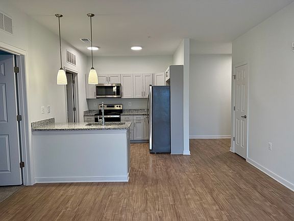 3rd image of 109 Charles St #107