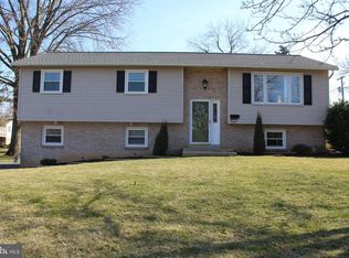 25 N Hershey Ave, Leola, PA 17540