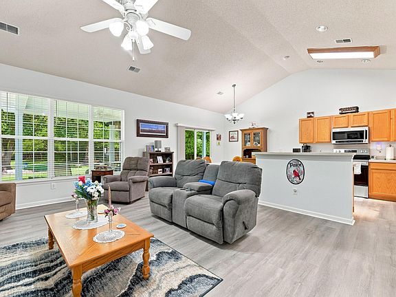 5th image of 107 Oak Bluff Rd