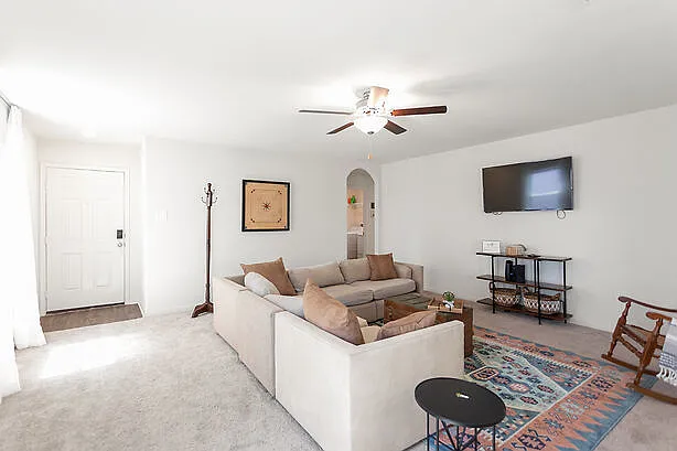 3 bed, $4,000 — Photo 2