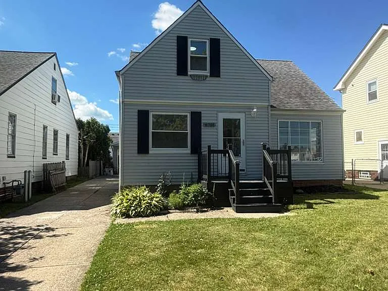 6701 Pelham Dr — Photo 2