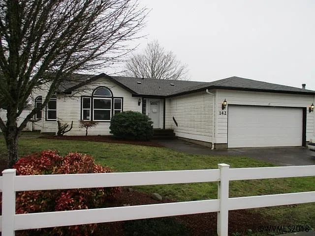 142 SW Oregon Trail Dr photo 1