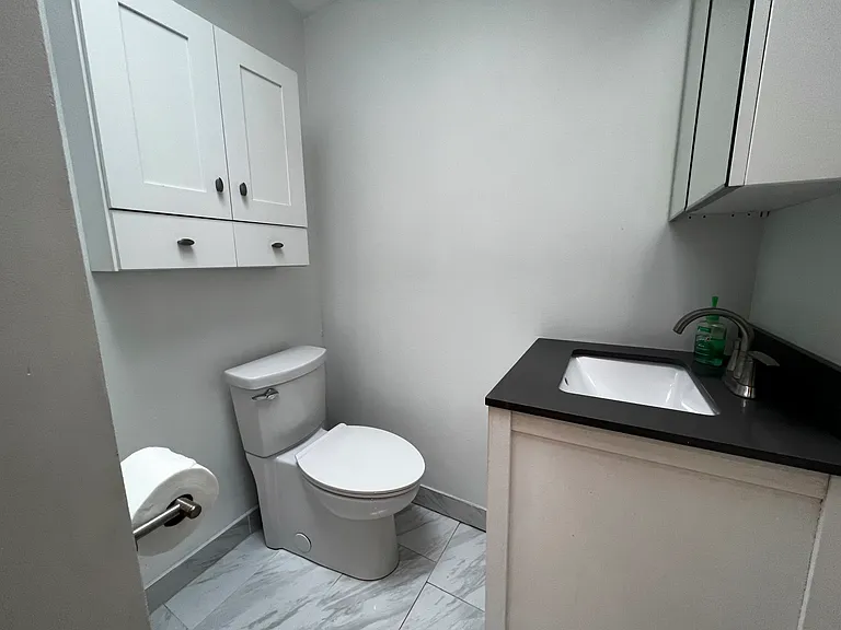 248 E Queen Ln — Photo 7