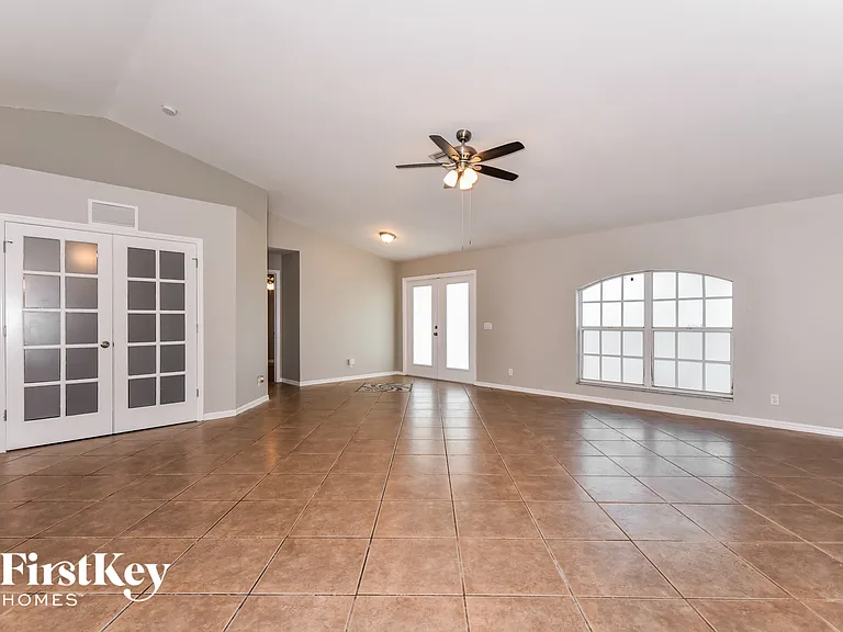 3736 SW Santa Barbara Pl — Photo 2